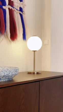 UMAGE LED-lattiavalo Audrey, messinkivärinen, korkeus 128 cm, 4-lamppuinen.