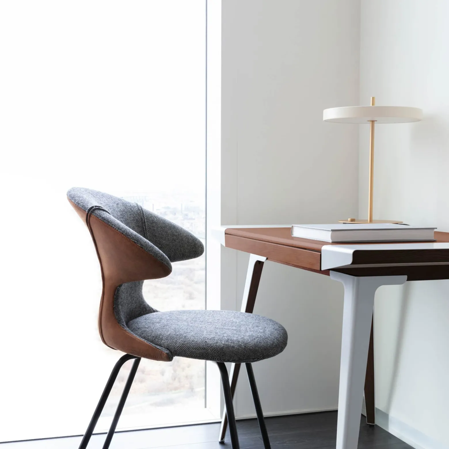 UMAGE LED-pöytävalaisin Asteria Table, USB, helmiäisvalkoinen/messinki