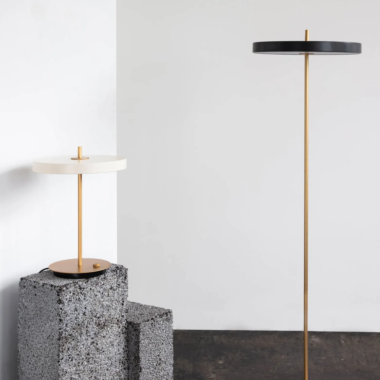 UMAGE LED-pöytävalaisin Asteria Table, USB, helmiäisvalkoinen/messinki