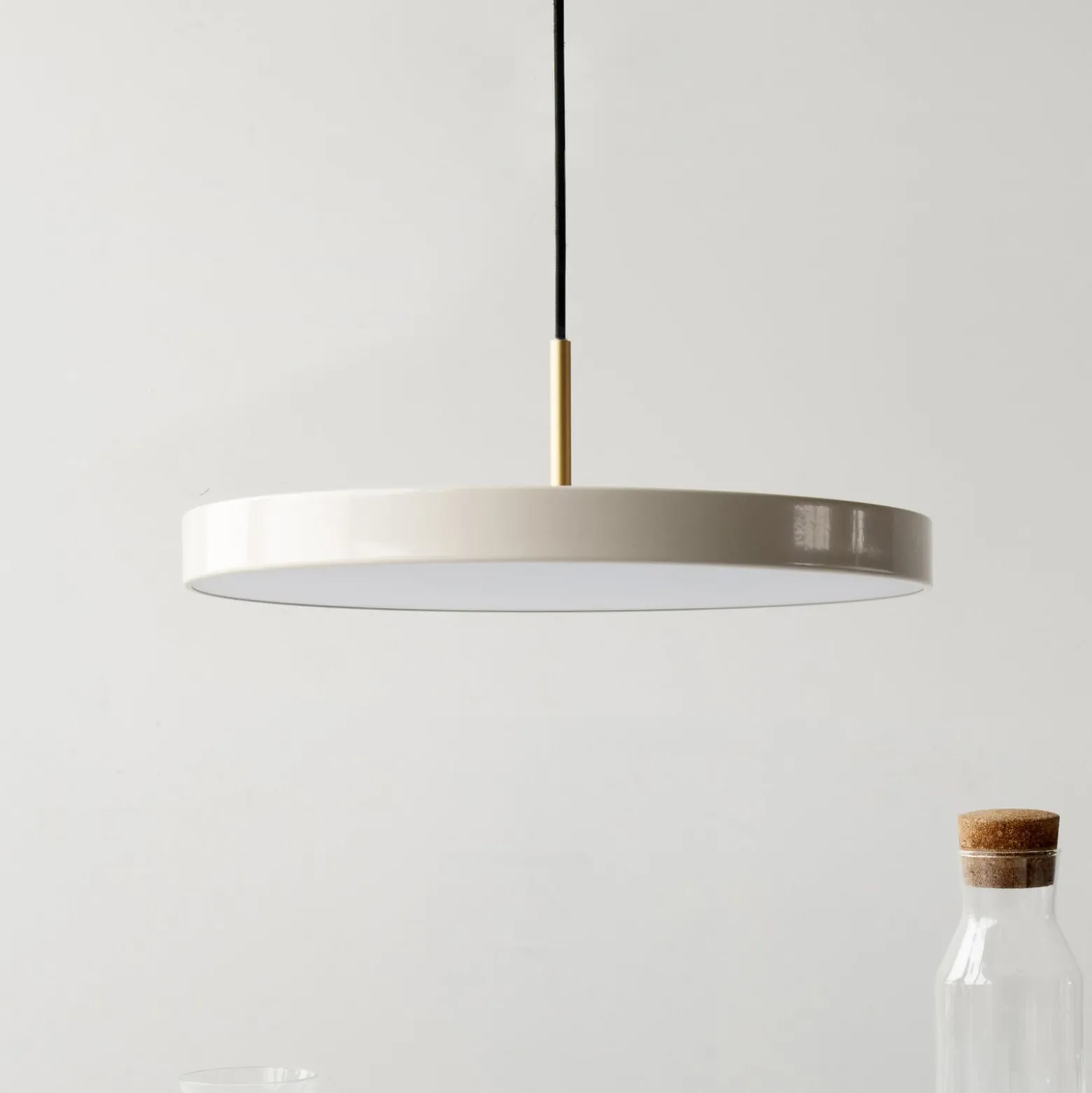 UMAGE LED-riippuvalaisin Asteria Medium helmiäis/messinki Ø 43 cm