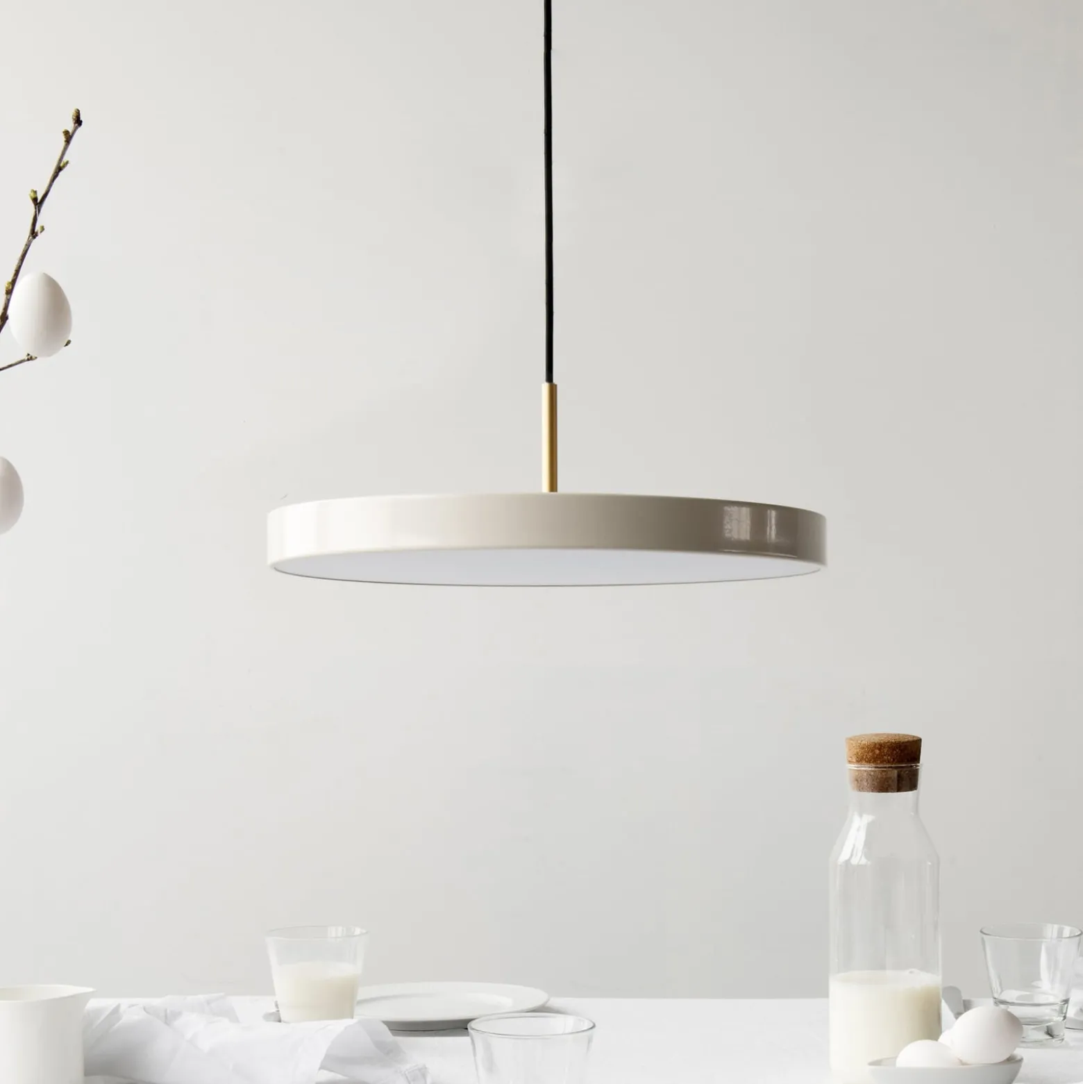 UMAGE LED-riippuvalaisin Asteria Medium helmiäis/messinki Ø 43 cm