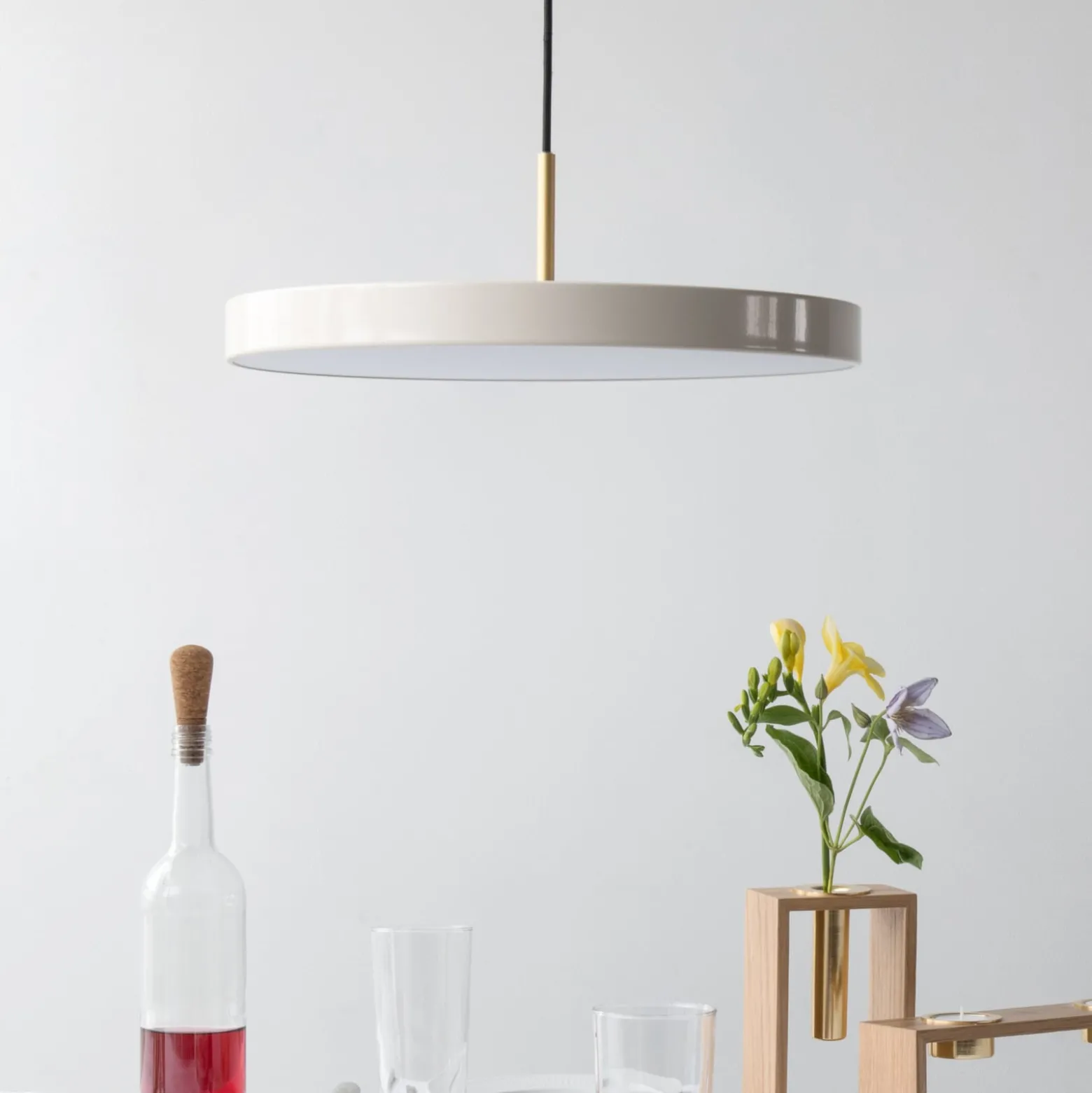 UMAGE LED-riippuvalaisin Asteria Medium helmiäis/messinki Ø 43 cm