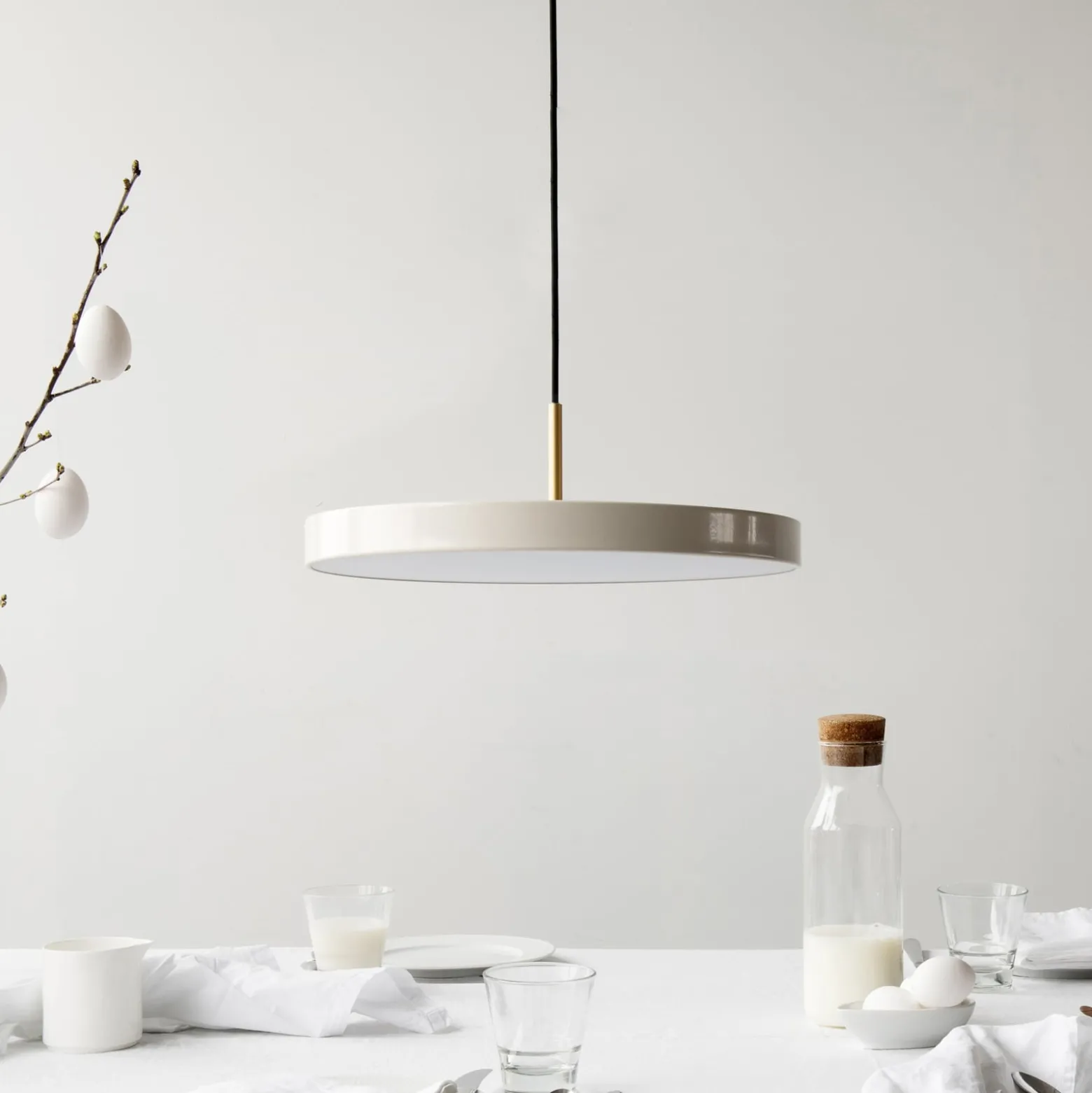UMAGE LED-riippuvalaisin Asteria Medium helmiäis/messinki Ø 43 cm