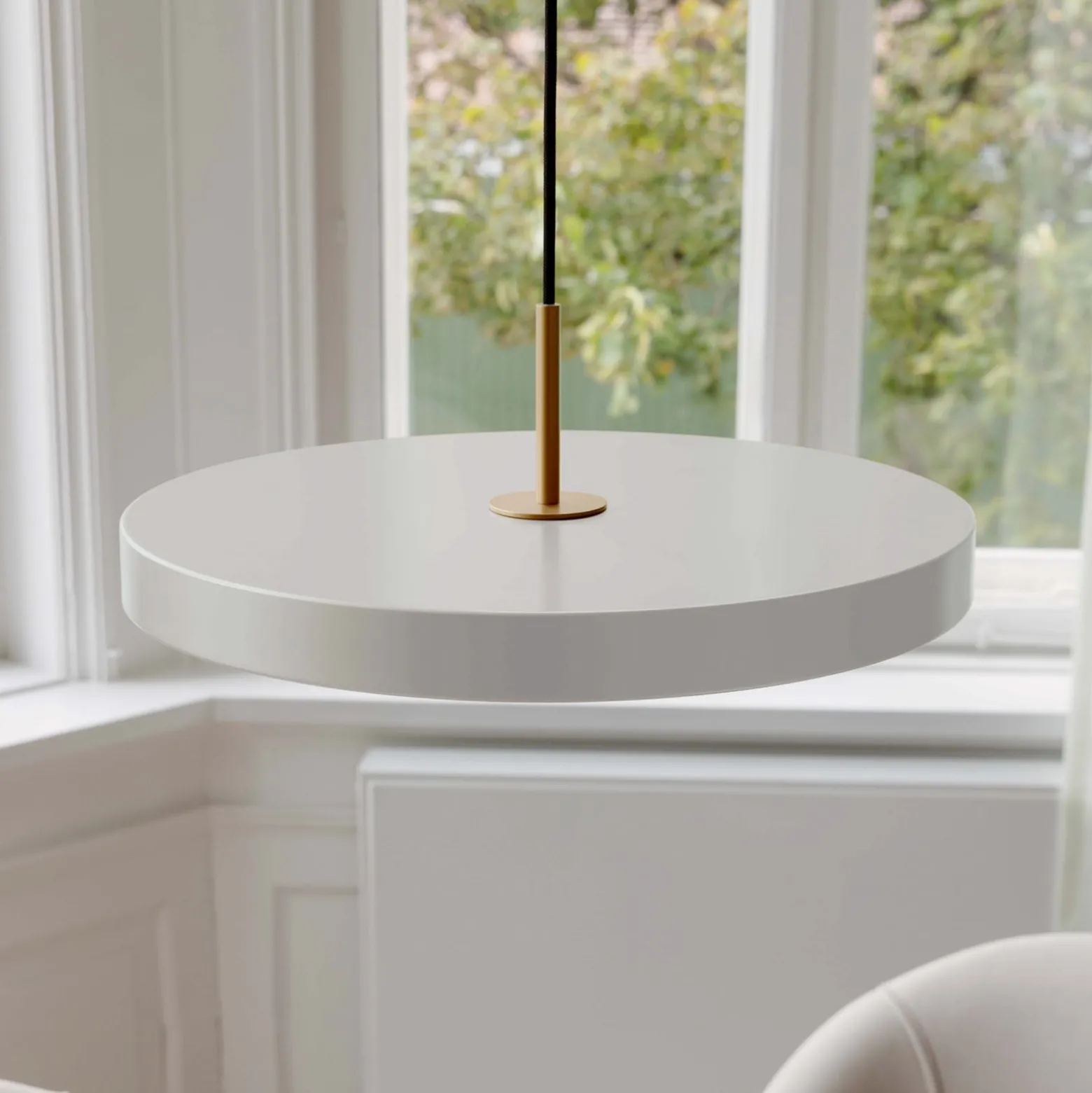 UMAGE LED-riippuvalaisin Asteria Medium helmiäis/messinki Ø 43 cm