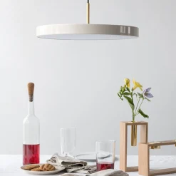 UMAGE LED-riippuvalaisin Asteria Mini, helmenvalkoinen/messinki, Ø 31 cm
