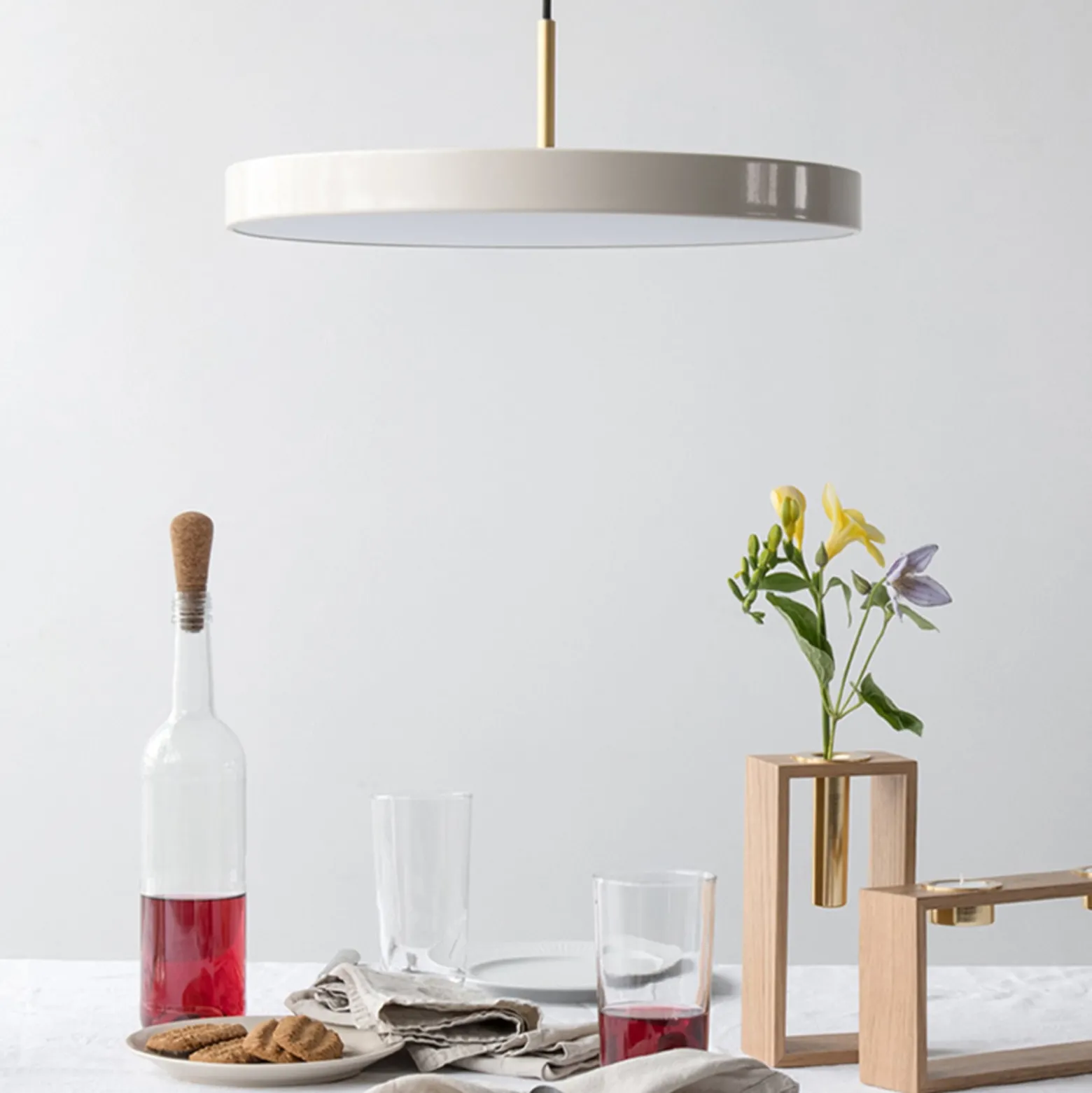 UMAGE LED-riippuvalaisin Asteria Mini, helmenvalkoinen/messinki, Ø 31 cm