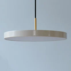 UMAGE LED-riippuvalaisin Asteria Mini, helmenvalkoinen/messinki, Ø 31 cm