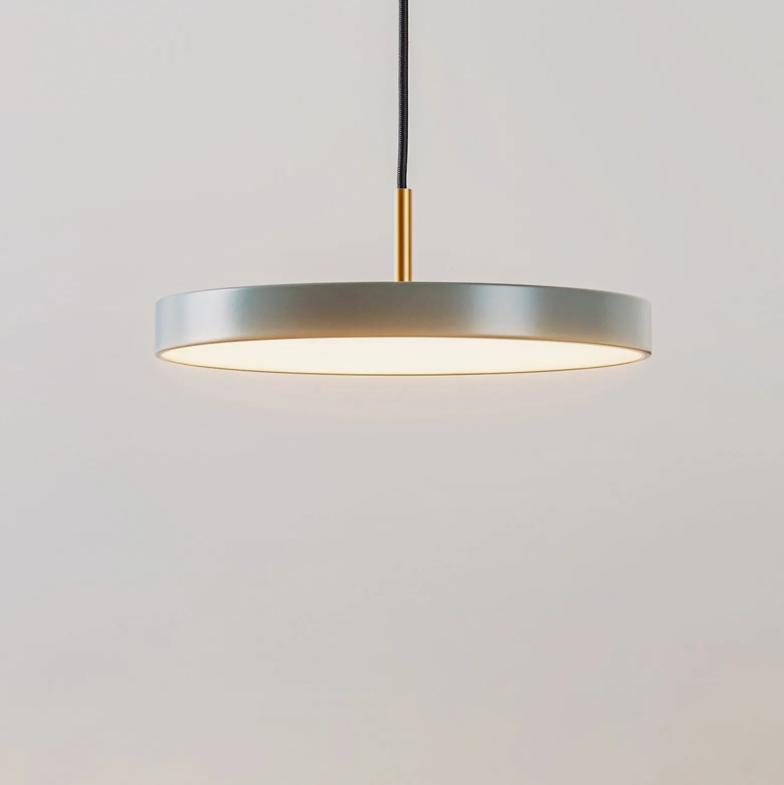 UMAGE LED-riippuvalaisin Asteria Mini, vaaleanvihreä/messinki, Ø 31 cm