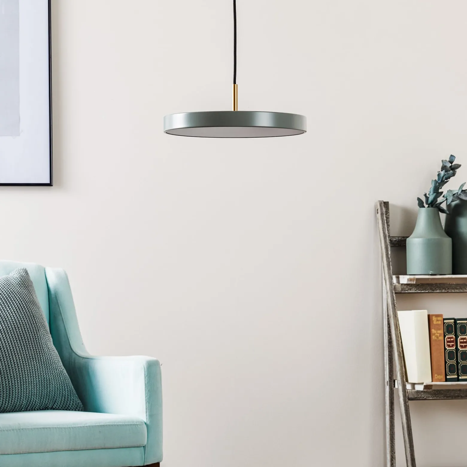 UMAGE LED-riippuvalaisin Asteria Mini, vaaleanvihreä/messinki, Ø 31 cm