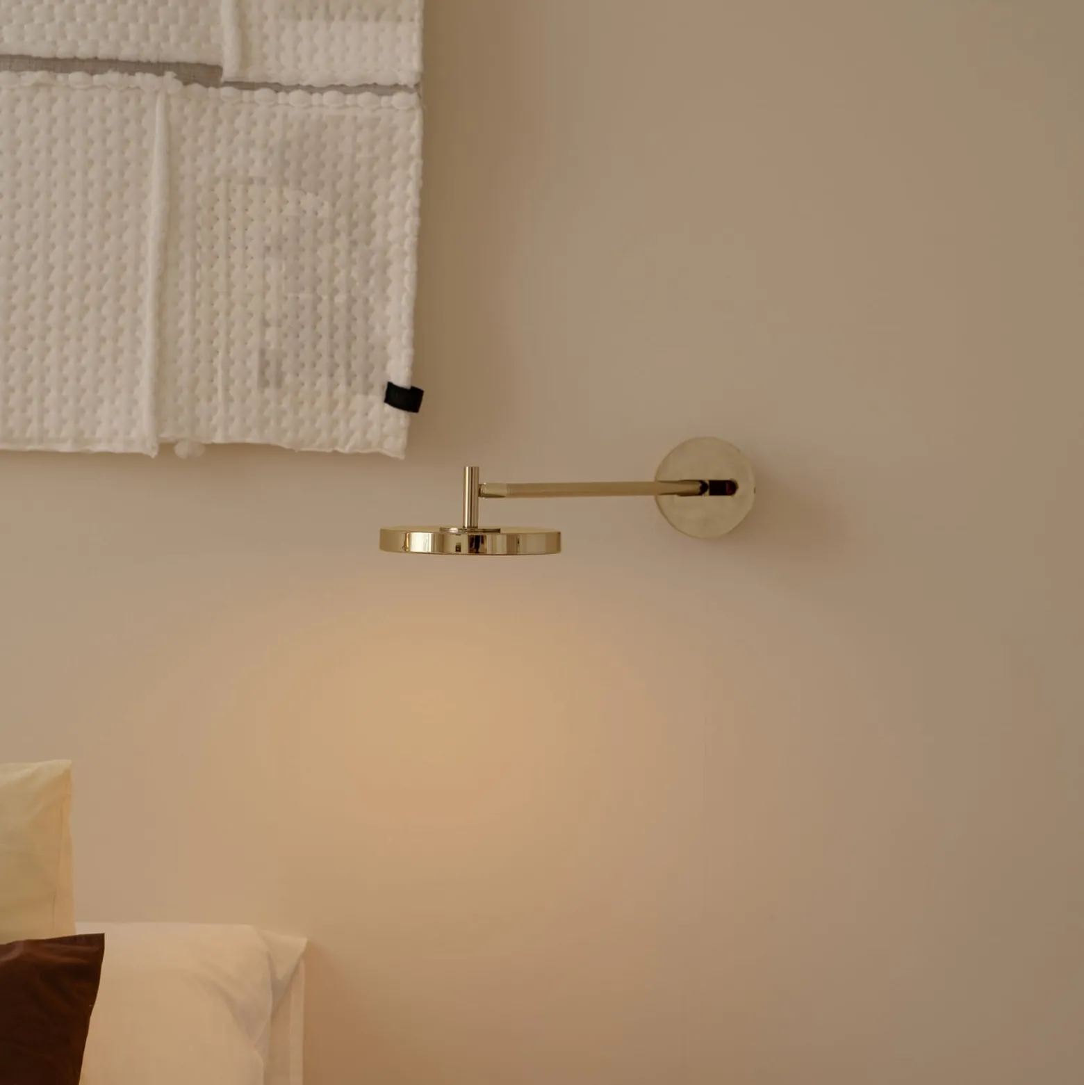 UMAGE LED-seinävalaisin Asteria LONG HW, kiillotettu messinki, 45 cm