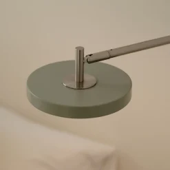 UMAGE LED-seinävalaisin Asteria Long, oliivinvihreä, teräs, kiinteä johdotus
