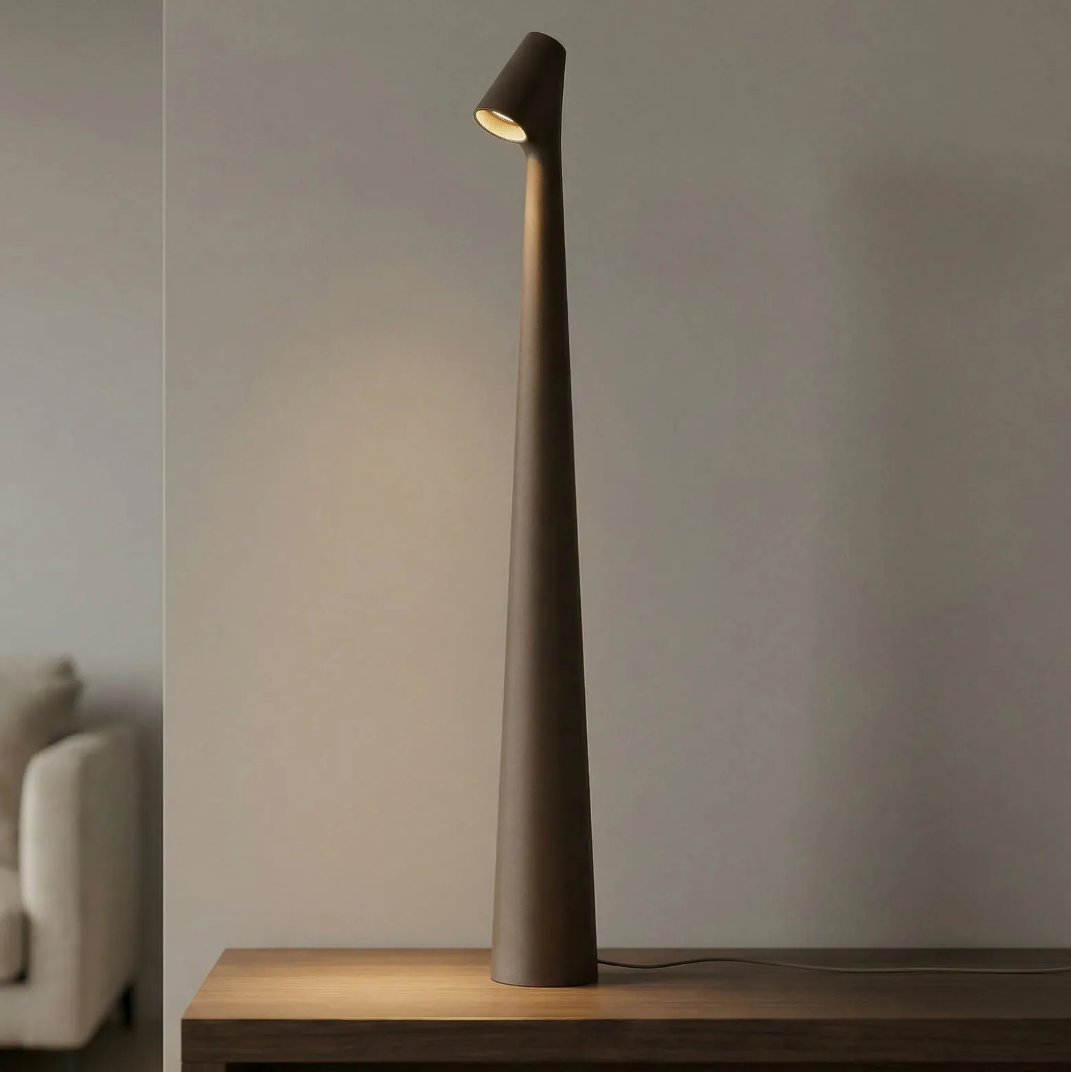 Vibia LED-akkukäyttöinen pöytävalaisin Africa, korkeus 45 cm, tummanruskea