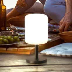Volterra Pro LED ladattava pöytävalaisin, IP54, RGBW, kaukosäädin