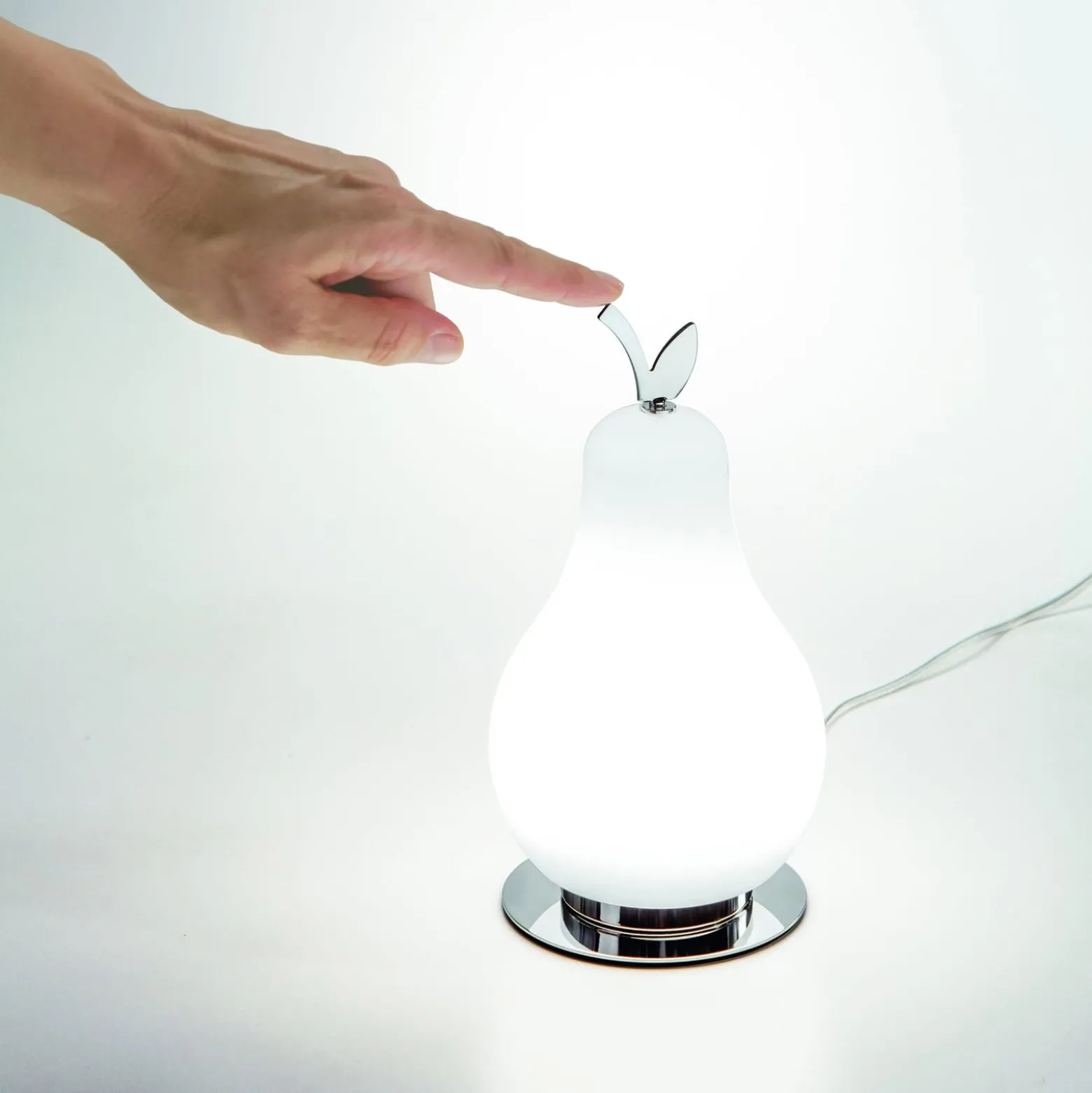Wilma LED-pöytävalaisin, messinki/valkoinen, polttimon muotoinen,