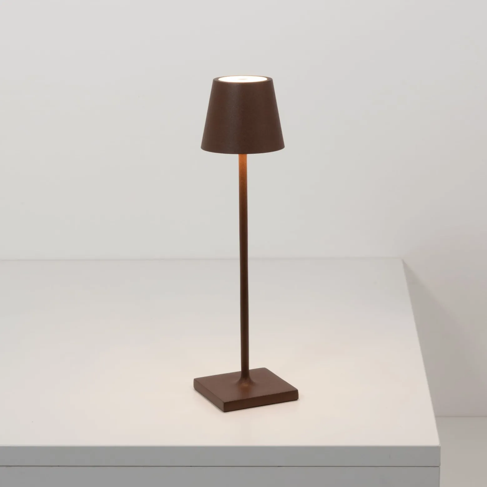 Zafferano LED-akkukäyttöinen pöytälamppu Poldina micro, ruosteenruskea, IP65